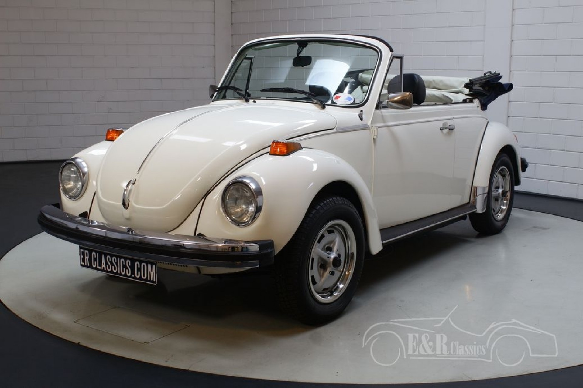 https://www.erclassics.fr/media/catalog/product/cache/3/thumbnail/1920x/17f82f742ffe127f42dca9de82fb58b1/v/o/volkswagen-beetle-cabrio-1976-v0356-041.jpg